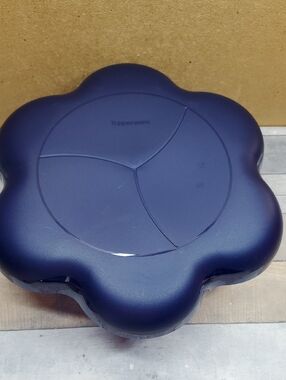 Tupperware XL Flower Shape Chip Salad Dip Bowl & Divided Top Lid